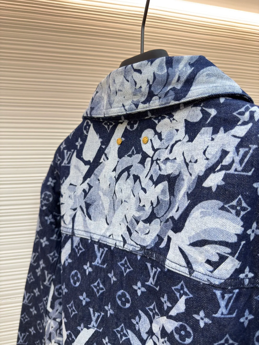 LOUIS VUITTON seagrass white and blue all-over printed denim jacket ●Authentic product: Purchased and developed by 18644 ●Item number: 1680542-D15 ●Fabric: blue denim denim fabric ●Technology: jacquard production ●Version: fitted version ●Weight: about 1130g ●Size: 46-48-50-52 ●Description: The fabric is made of blue denim twill custom-woven denim. Scan the basic artwork for front and rear panel printing The film master creates a visual effect that has no color difference with the original. After the pattern design is completed, foreign advanced penetration technology is combined with digital direct-jet printing. Color matching and inkjet printing. Alignment of ready-made garments and floral materials. The splicing positions are completely aligned. The hem, sleeves, neckline and other positions. Customized hardware accessories. It can be matched with the same style to create a fashionable look and control various occasions. Customized accessories, three complete standards, the same style for men and women!